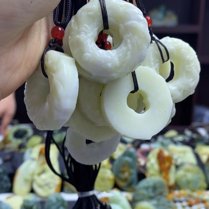 蛇纹石玉未镶嵌颈饰多样性发其一