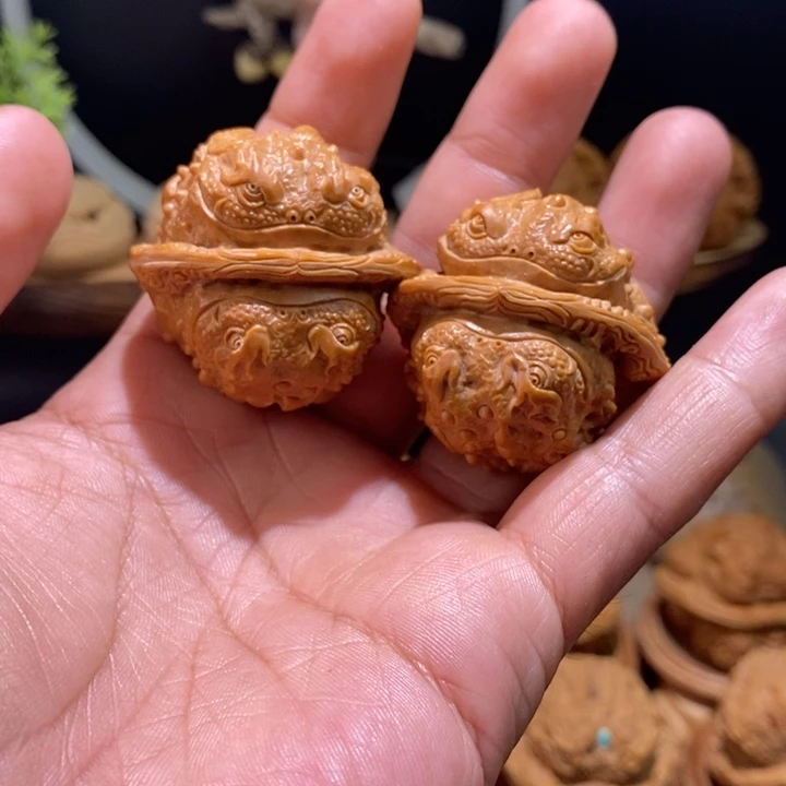 S***.文玩核桃把件纯手工雕刻文玩核桃