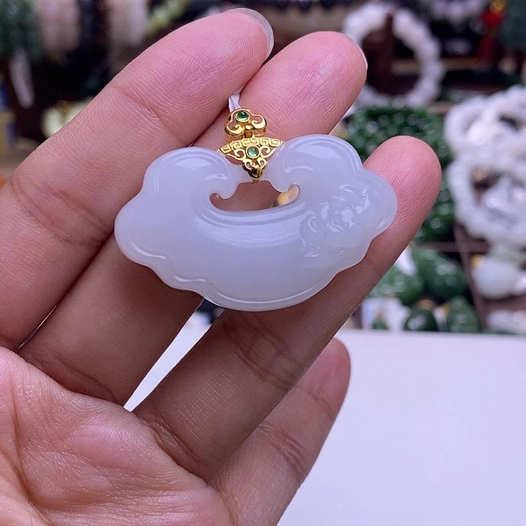 颈饰未镶嵌和田玉毕业级老坑料羊脂白玉金镶如意锁