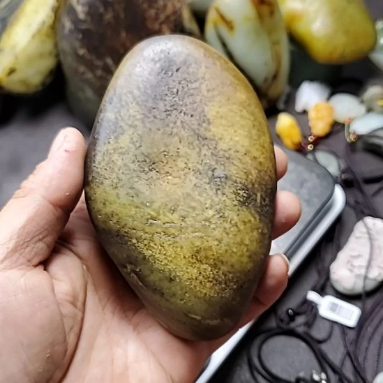 和田玉未镶嵌把件