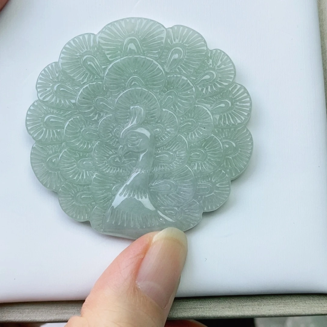 翡翠未镶嵌颈饰孔雀