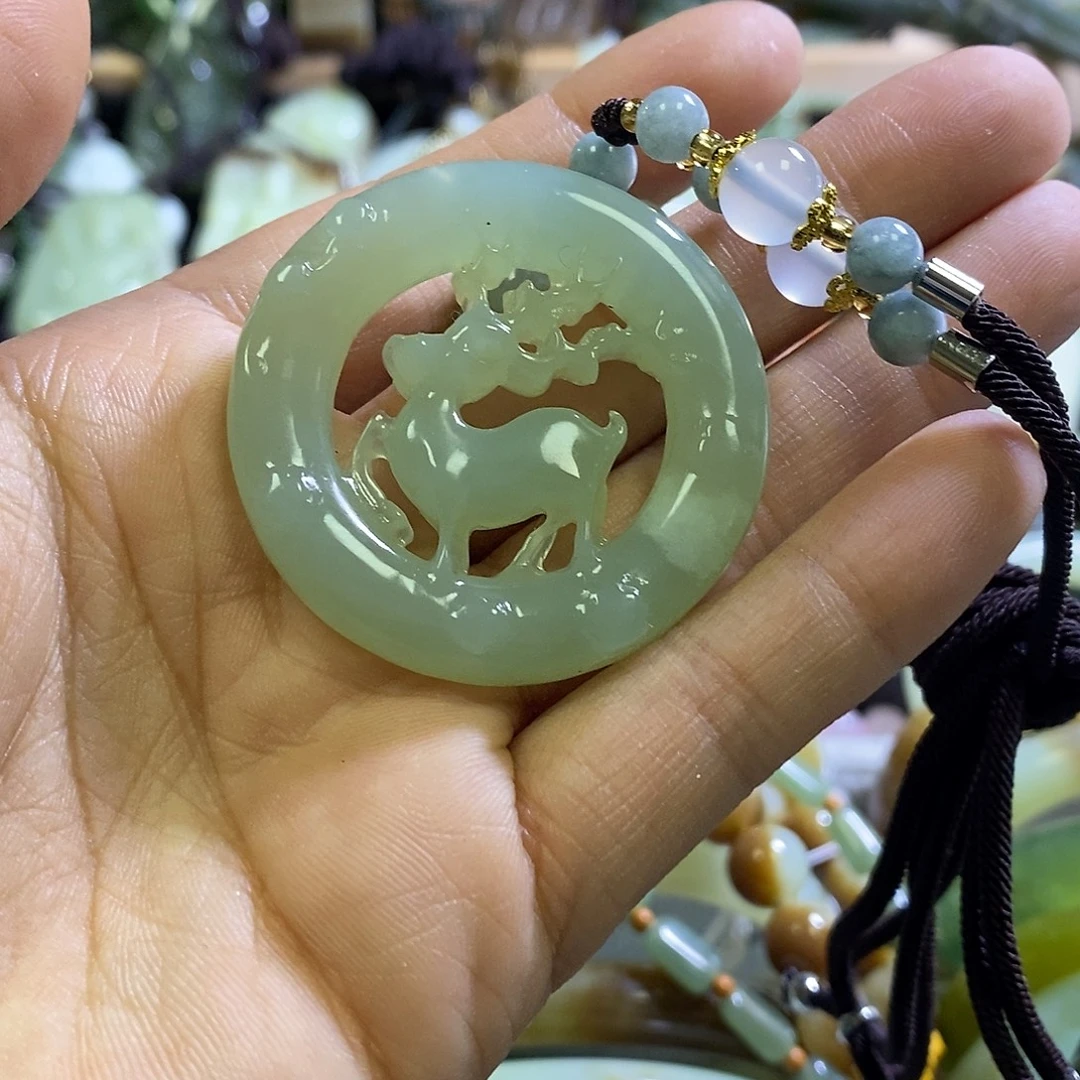 岫玉未镶嵌挂件一个