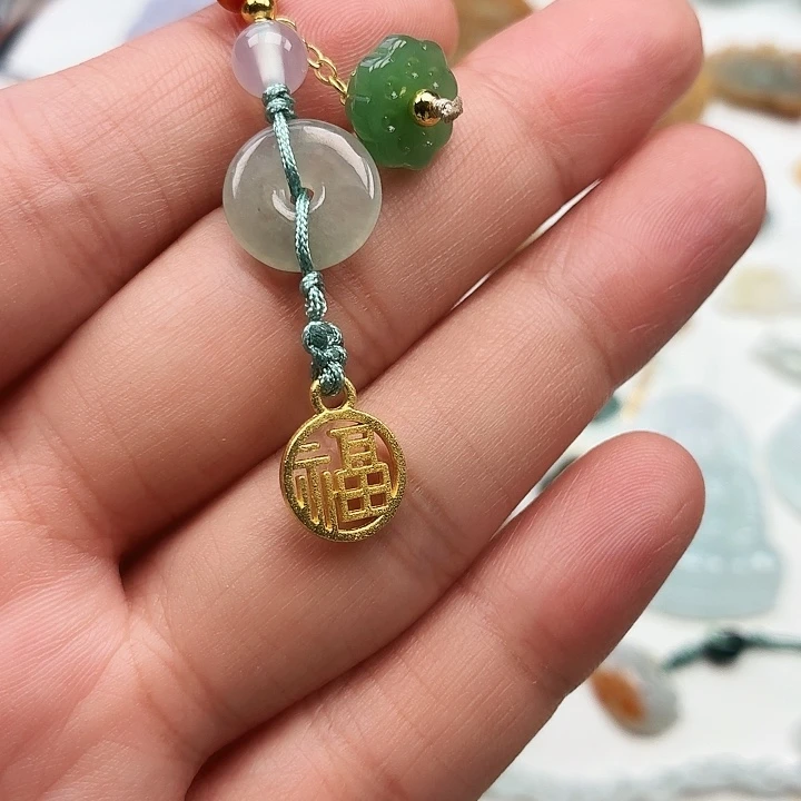 翡翠未镶嵌颈饰福字