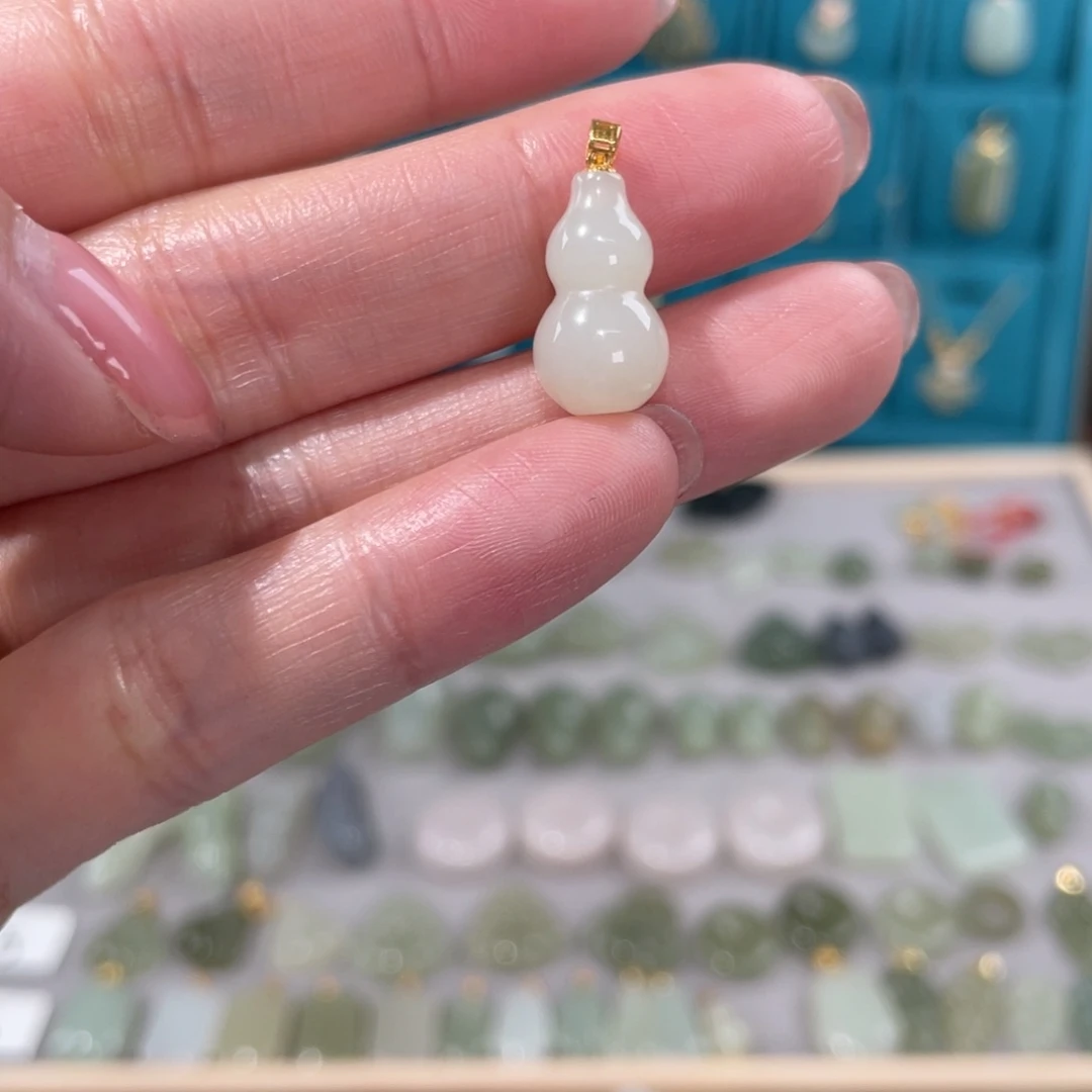 和田玉吊坠(赠链)18K金镶嵌