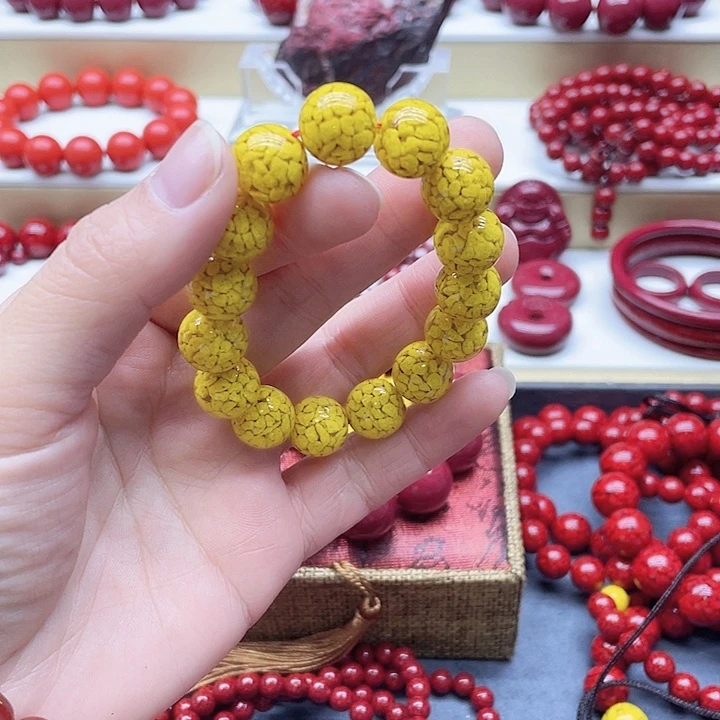 天然辰砂卡14的雄黄两颗