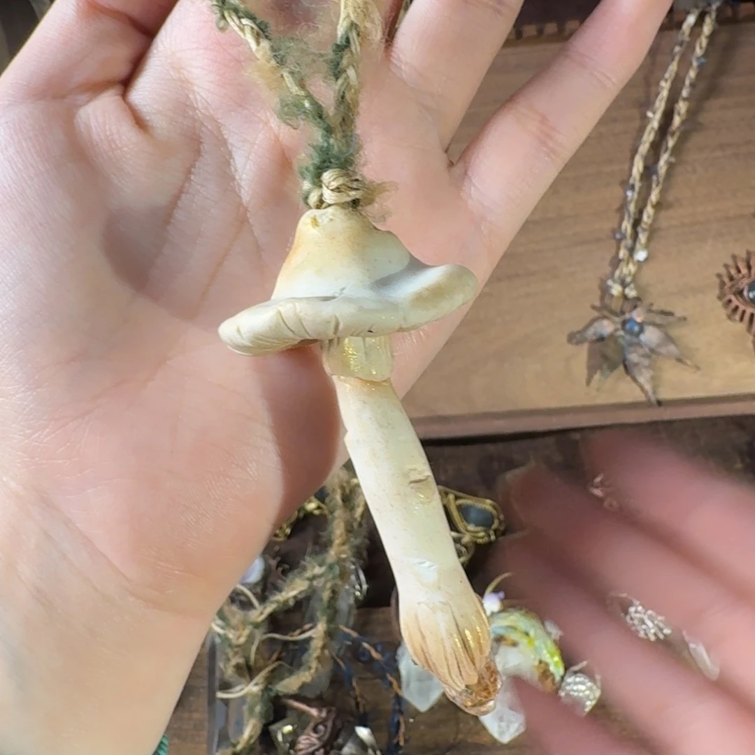 软陶蘑菇骸骨水晶吊坠