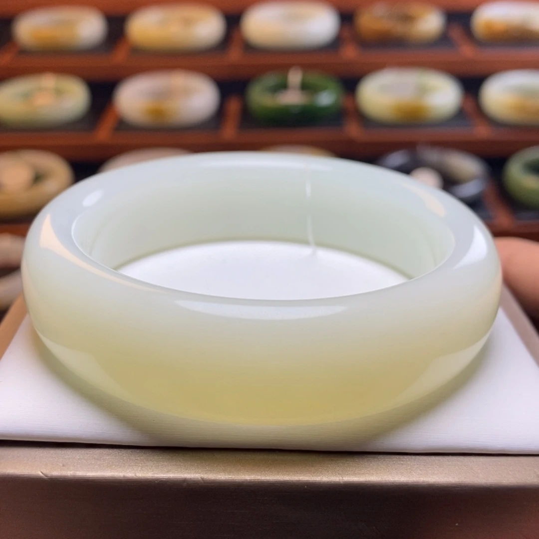 未镶嵌手镯和田玉60圈