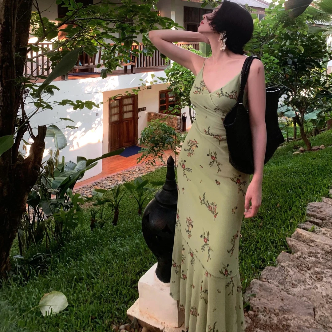 酒午自制2025夏季新款【野蔷薇】法式碎花吊带v领连衣裙夏