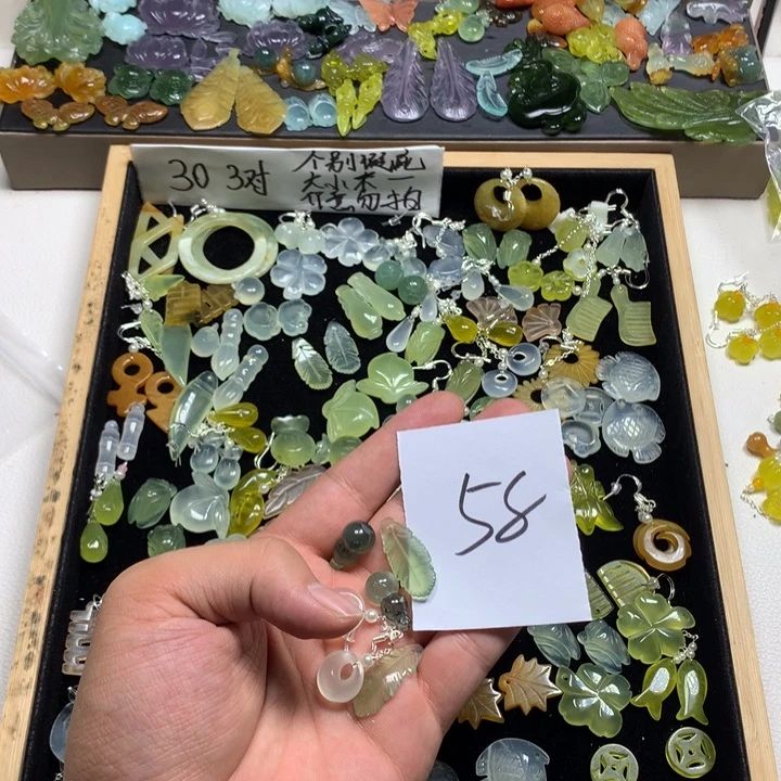 浅****蛇纹石玉合金耳钉