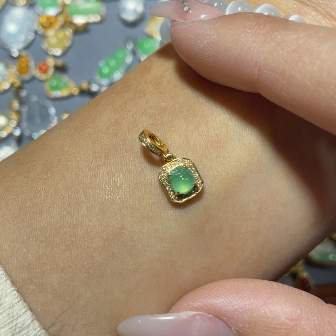 【闪购商品】翡翠吊坠(不含链)18K金镶嵌?***r