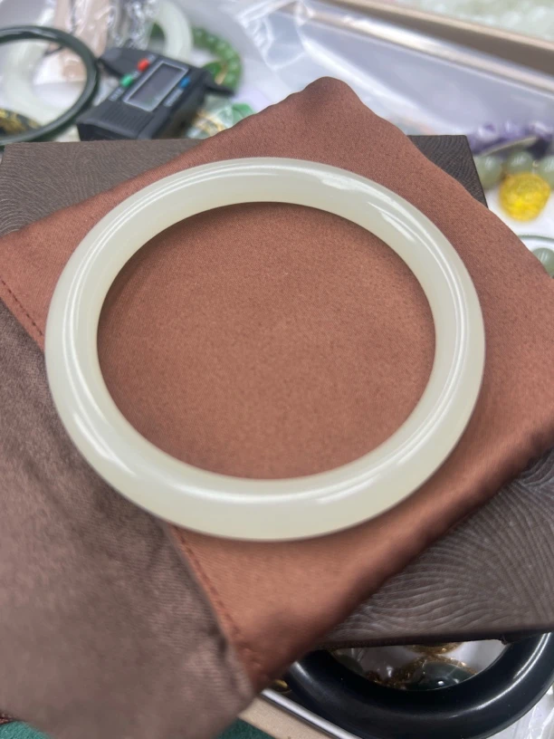 594晴水细圆条天然和田玉手镯-天然珠宝发货多样性