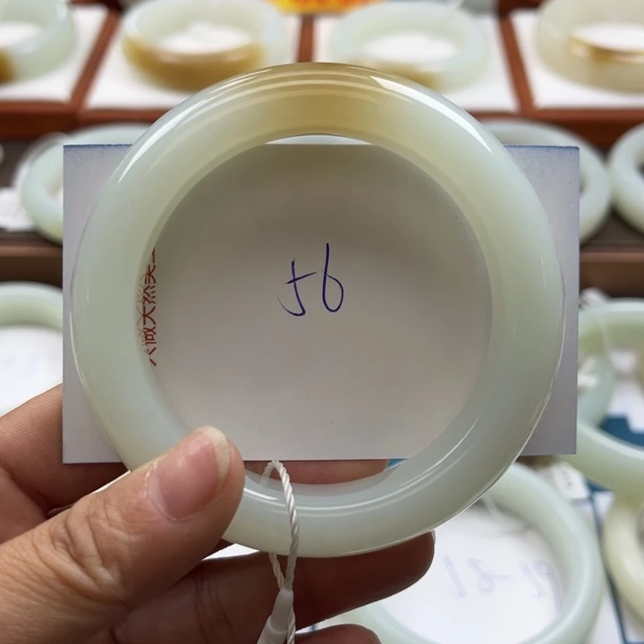 和田玉手镯未镶嵌朱*燕