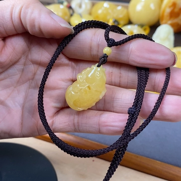 琥珀裸石未镶嵌小鱼