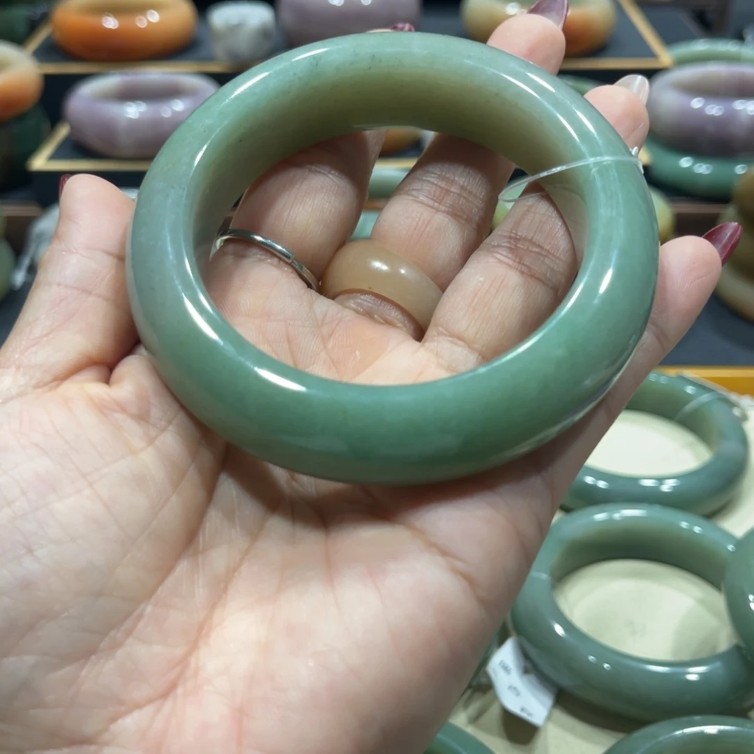 未镶嵌手镯石英岩玉