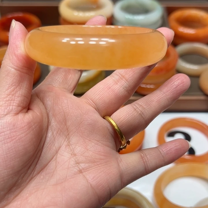 石英岩玉手镯未镶嵌三****)