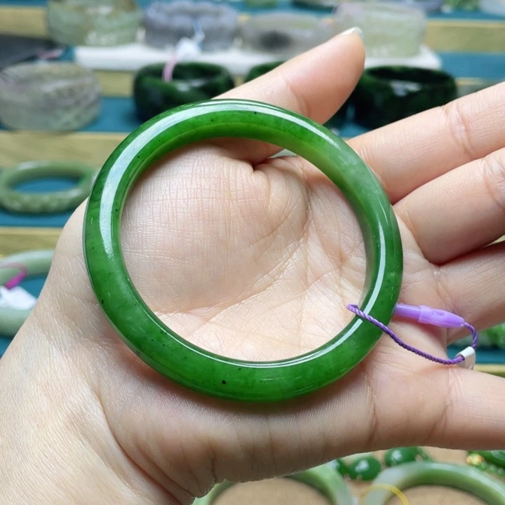 和田玉手镯58圈口。编号48未镶嵌