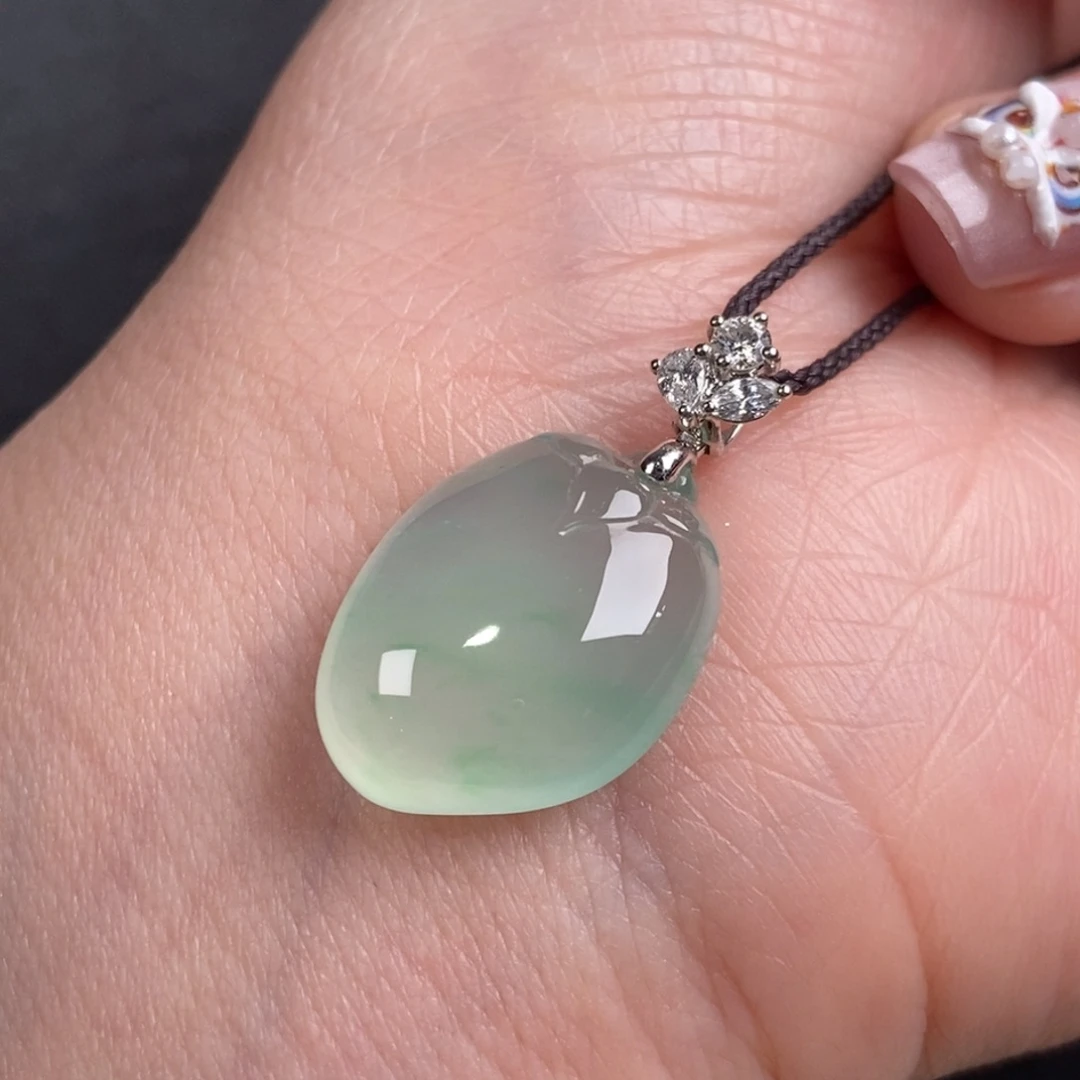 翡翠颈饰18K金镶嵌翡翠福瓜吊坠