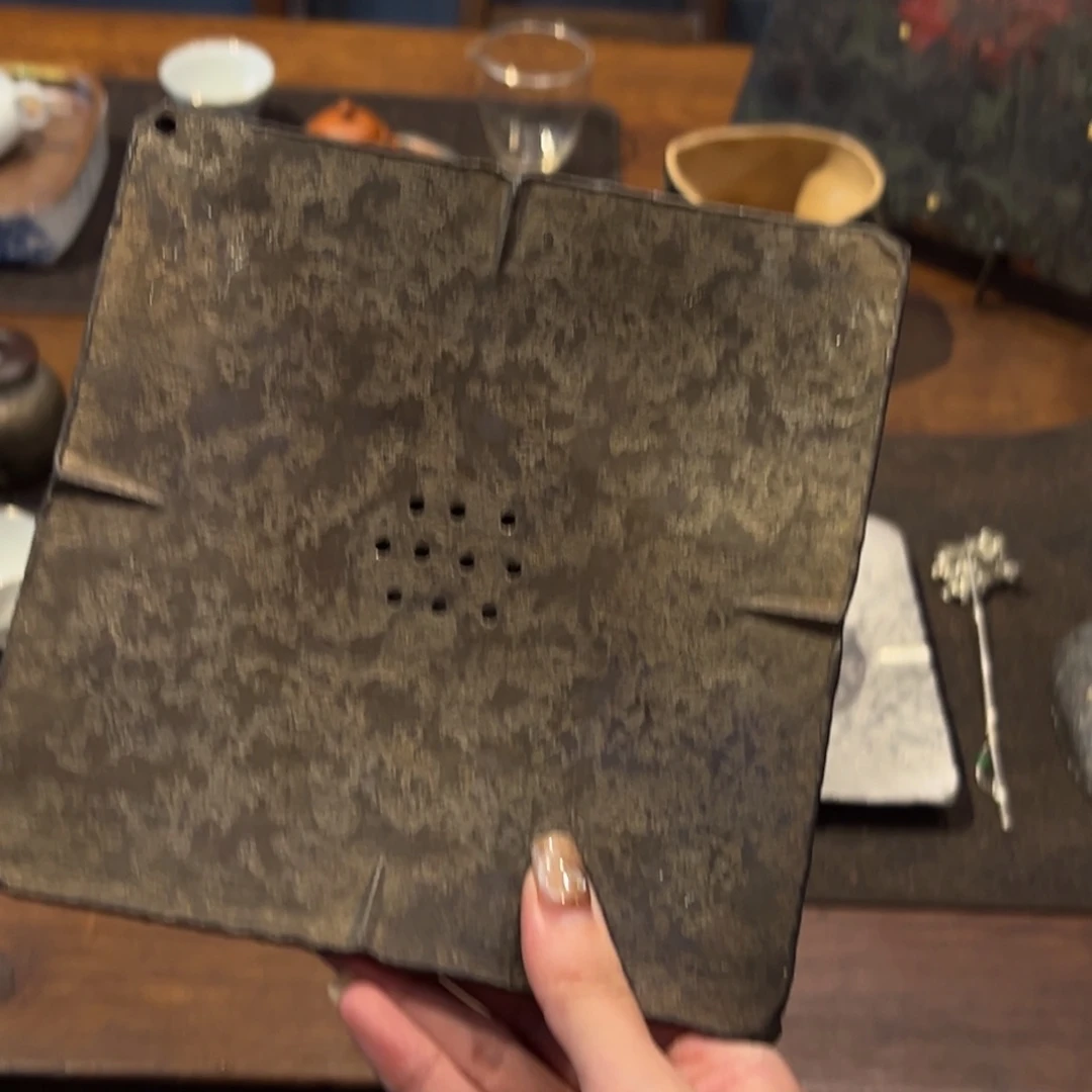 瓷片陶瓷。         陶瓷。