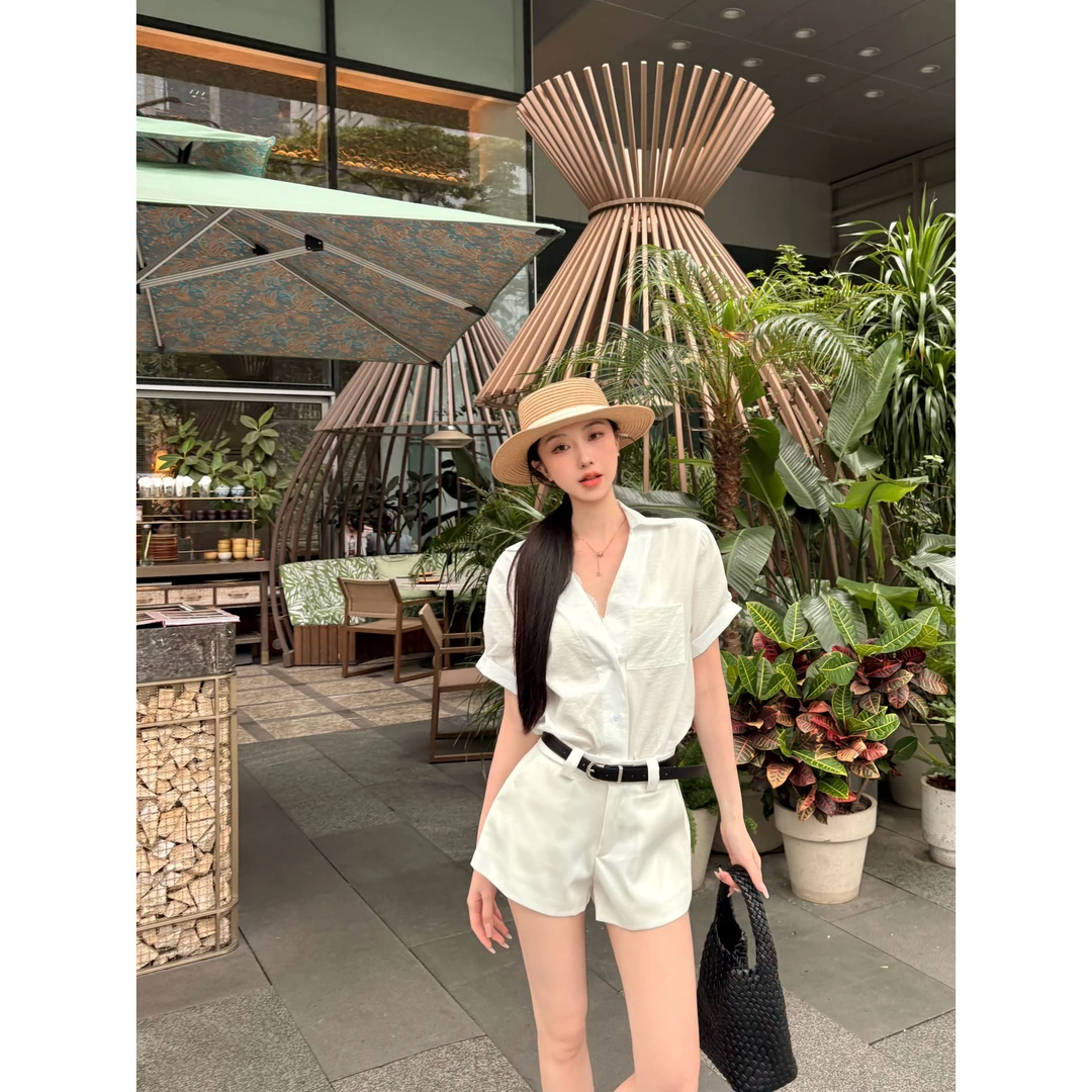 白色蕾丝边v领短袖衬衫女夏季度假风气质套装休闲阔腿短裤两件套