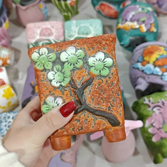 当场拍满15元发货不凑不发，花盆盆口不方不圆有针孔黑点是正常的，