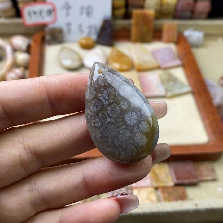 石英岩玉合金颈饰