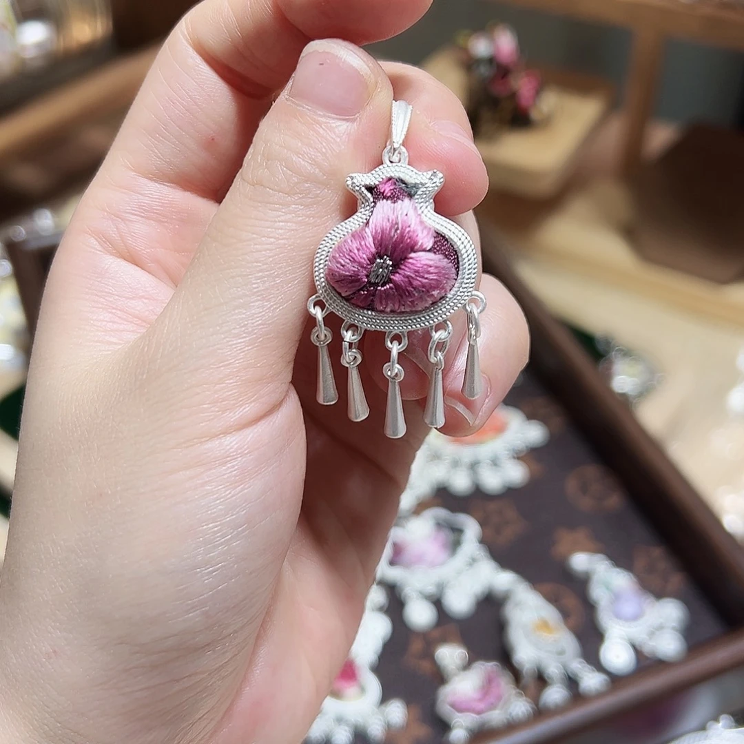织绣手工苗银吊坠（配皮绳）