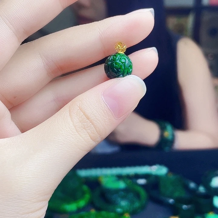 翡翠18K金镶嵌颈饰多样性