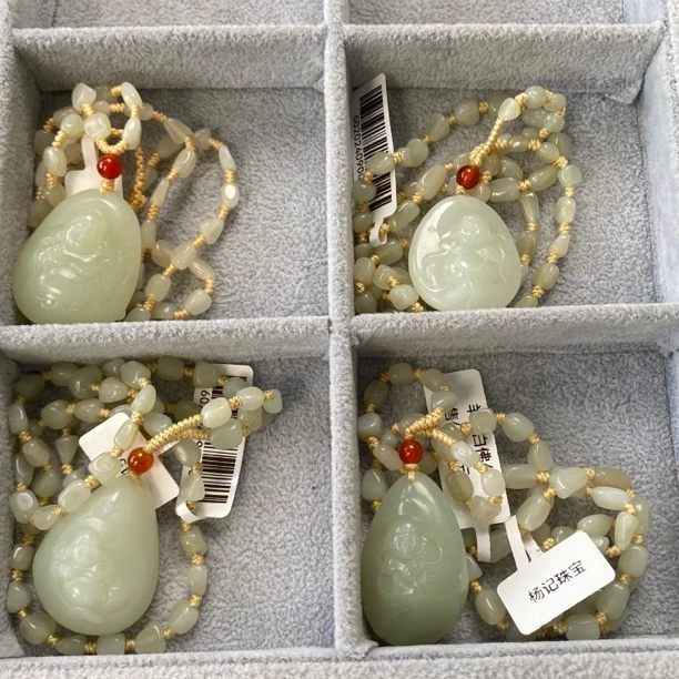 大师推荐和田玉羊脂白佛公吊坠大师落款证书多样性发货其中之一