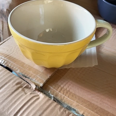 微瑕，不能明火，口径14高8，2个奶白