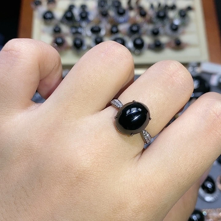 18K金镶嵌戒指翡翠蛋面