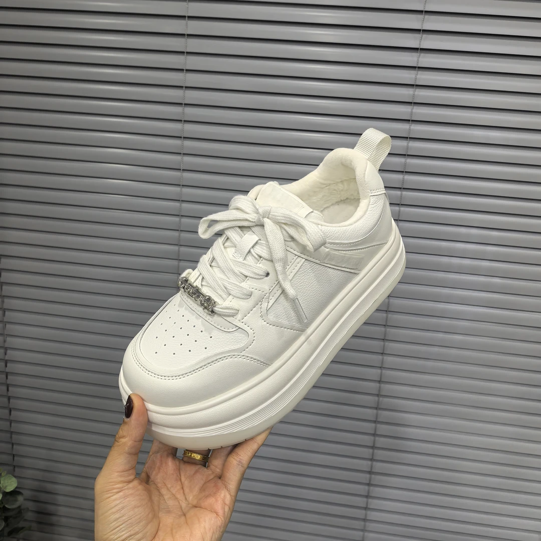 韩版娃娃头加绒小白鞋2024冬季新款系带真皮圆头休闲面包鞋9d72