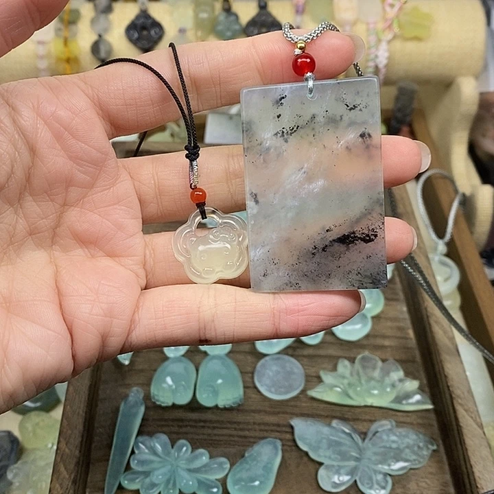 祺***.蛇纹石玉未镶嵌颈饰