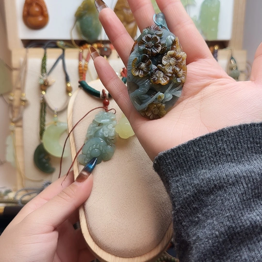 胡***极蛇纹石玉合金颈饰