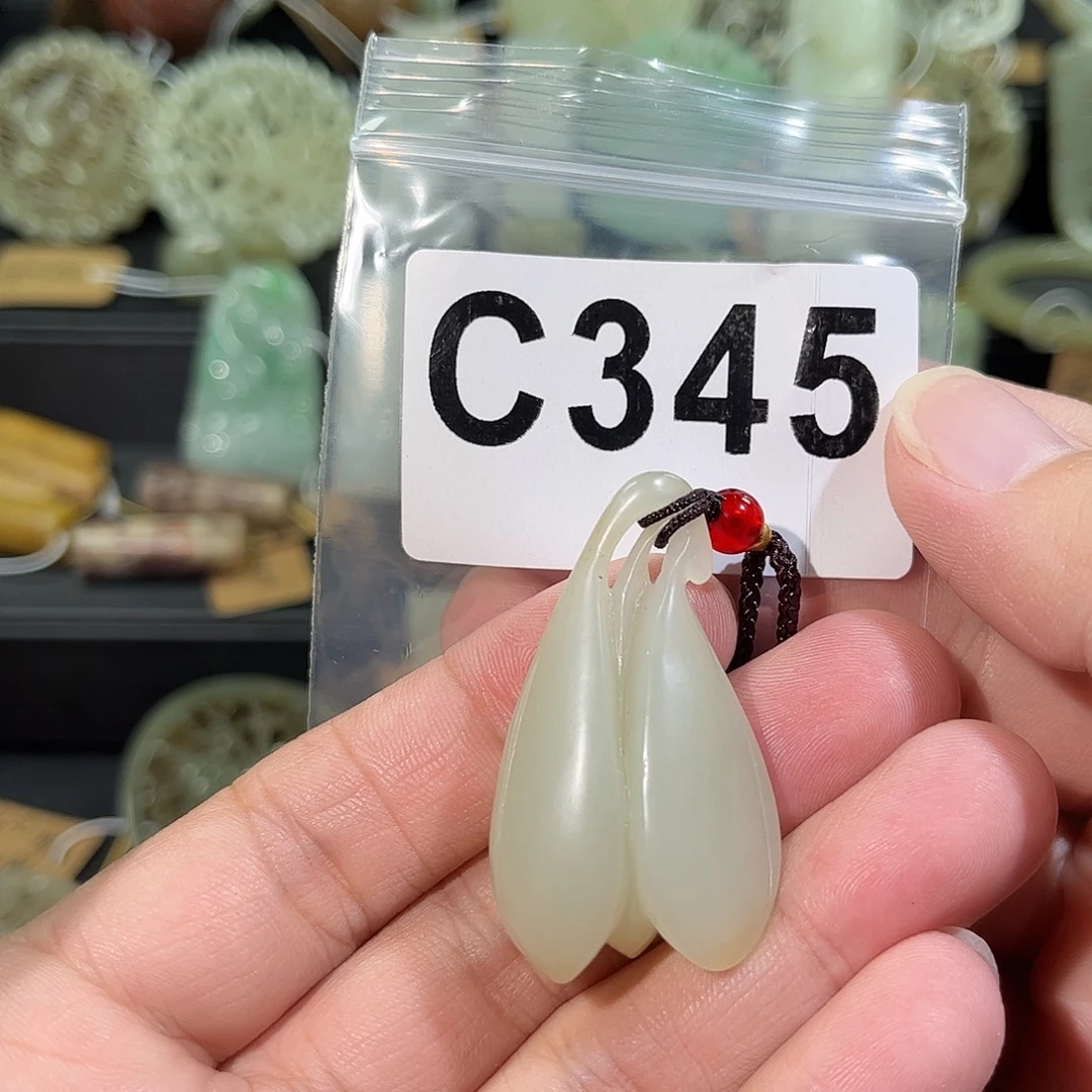 鱼***底和田玉未镶嵌颈饰