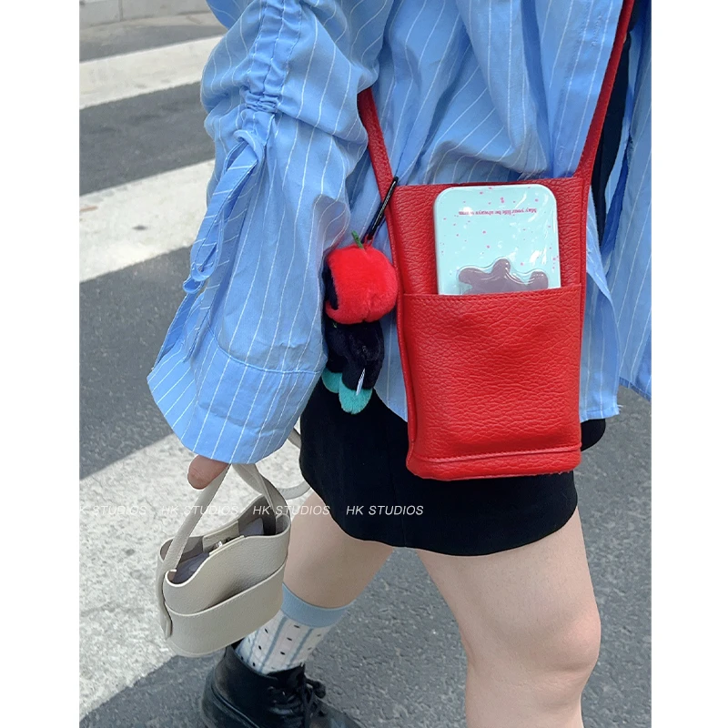 韩国小众手机包包女式2025新款夏季单肩斜挎包高级感酒红色水桶包