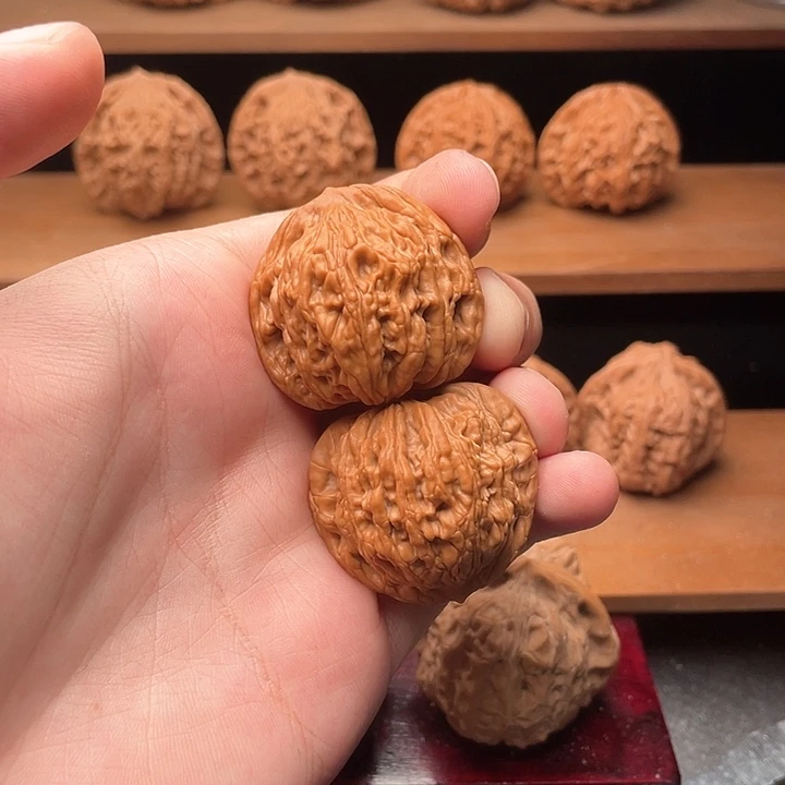 文玩核桃把件37毕业红皮三角粗筋虎头