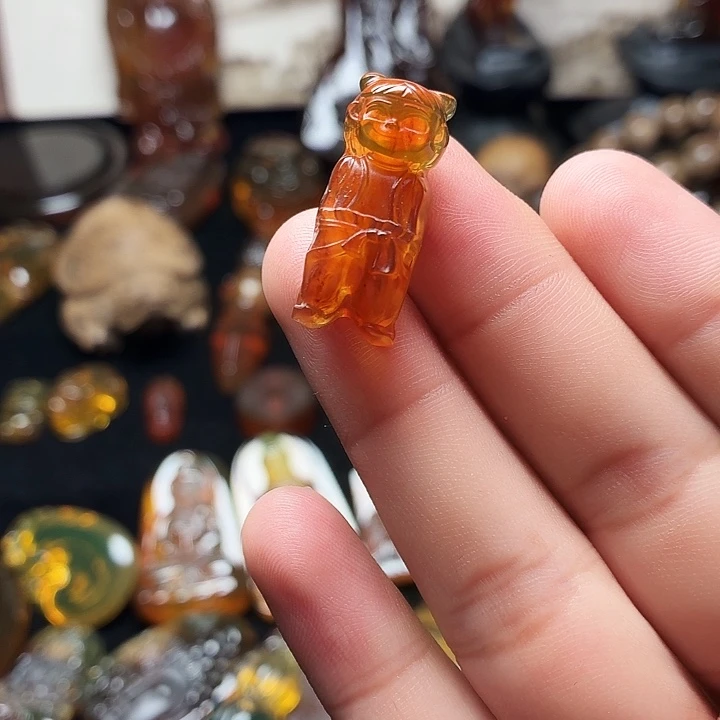 琥珀未镶嵌颈饰..