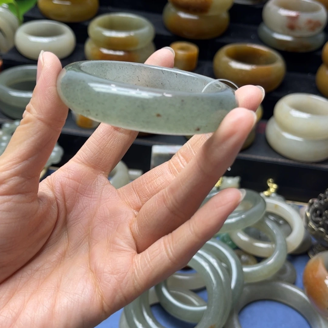 乐***寰石英质玉未镶嵌手镯