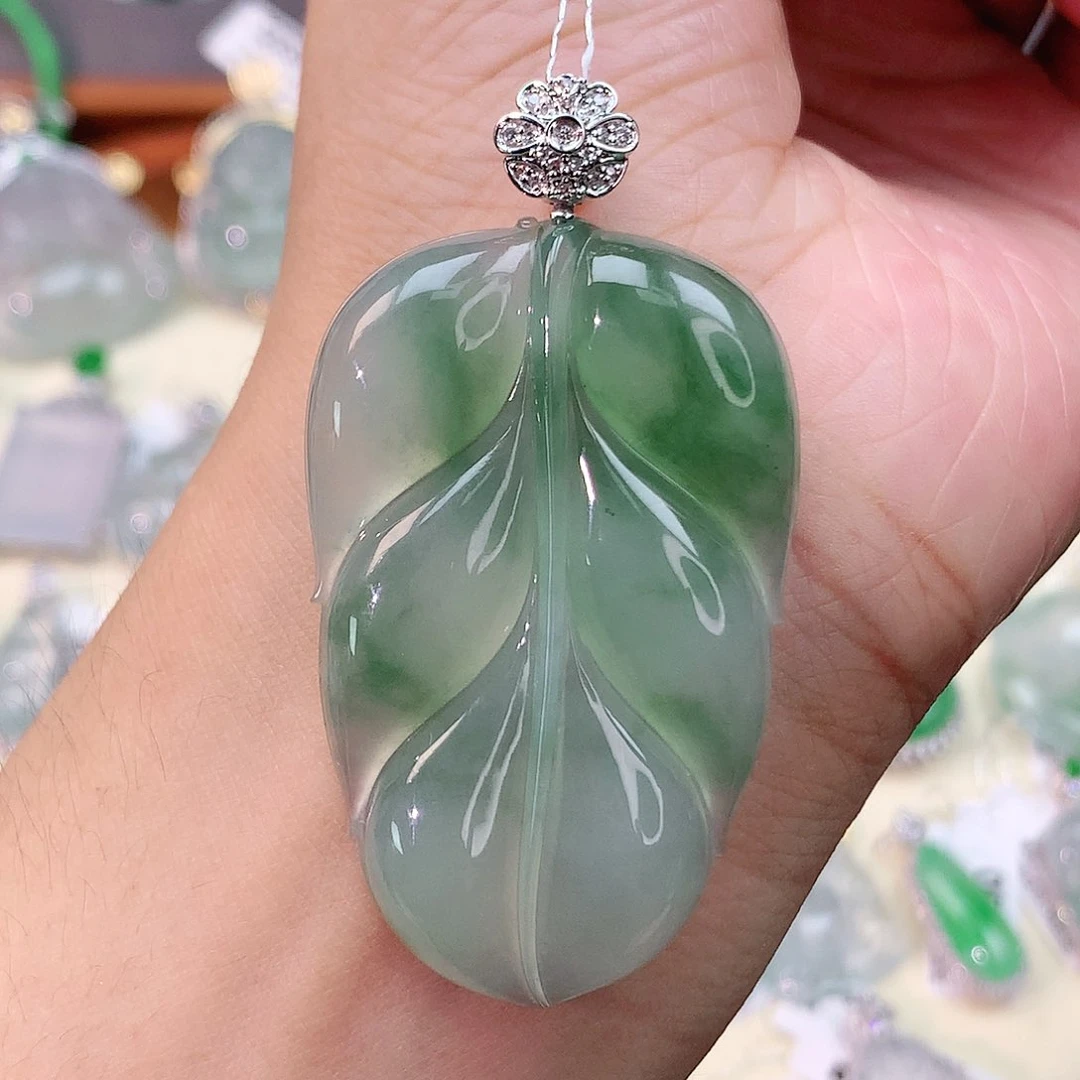 颈饰18K金镶嵌翡翠叶子