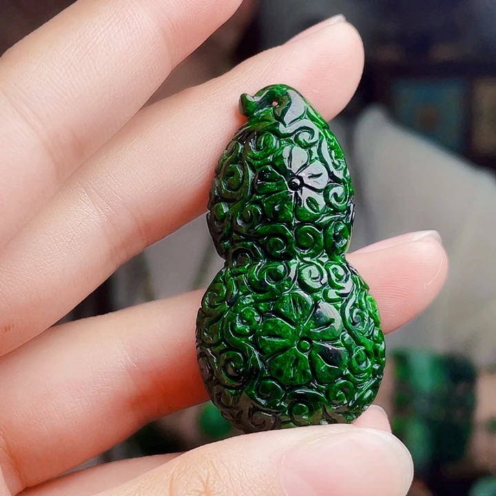 翡翠未镶嵌颈饰多样性