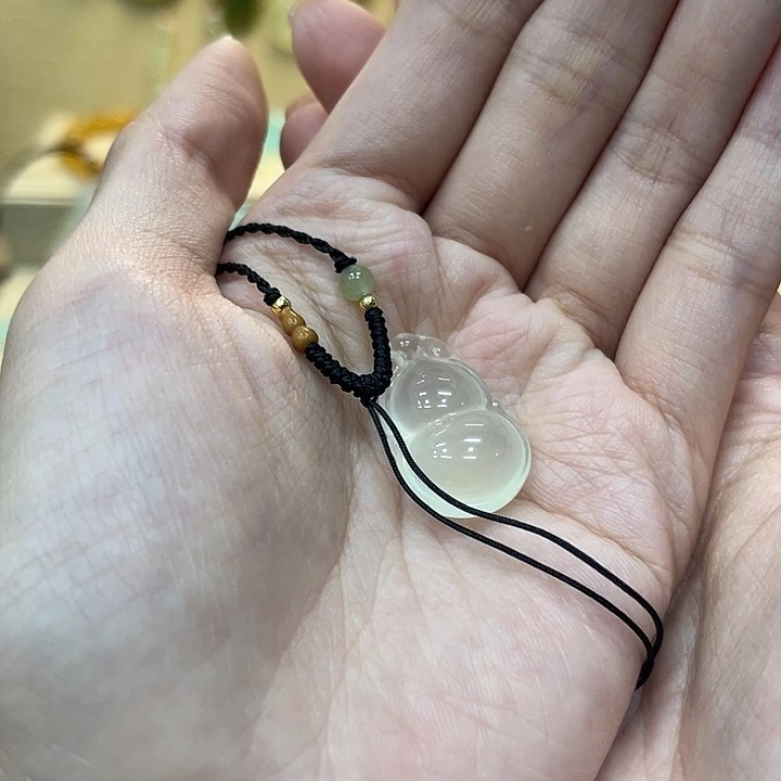 朵***儿未镶嵌蛇纹石玉颈饰