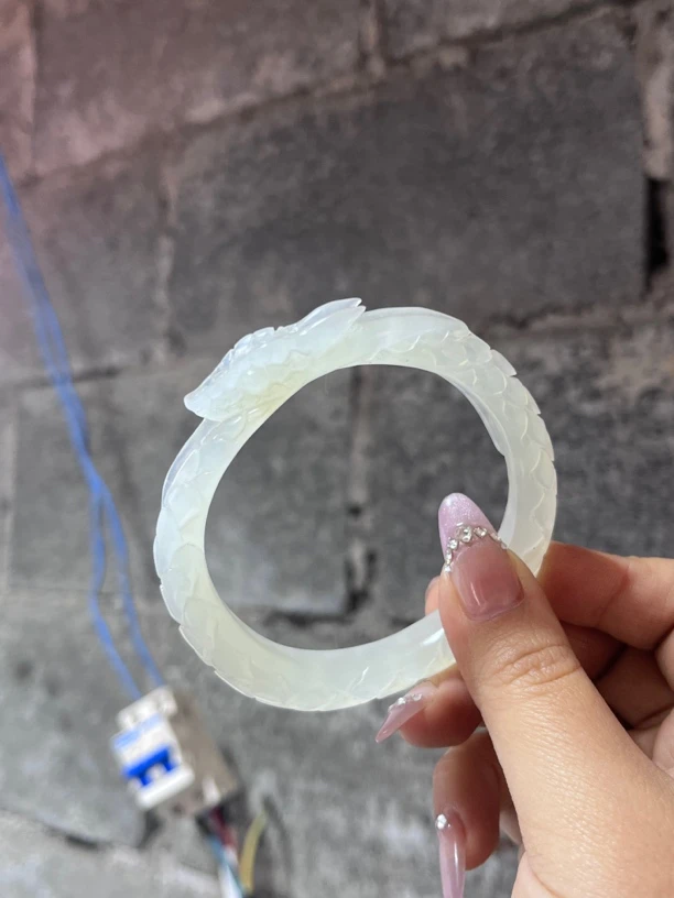 岫玉白色蛟龙手镯