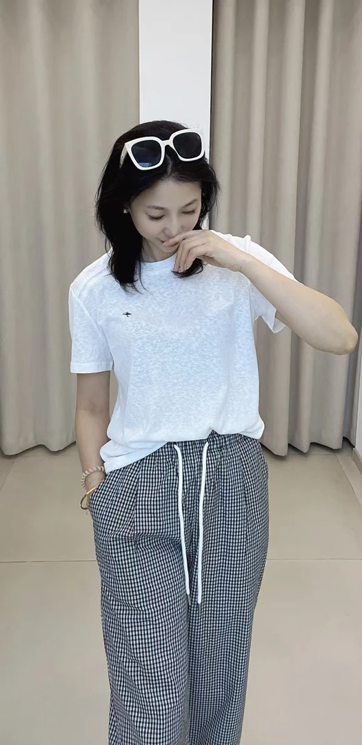 春夏季新款，轻薄半袖。