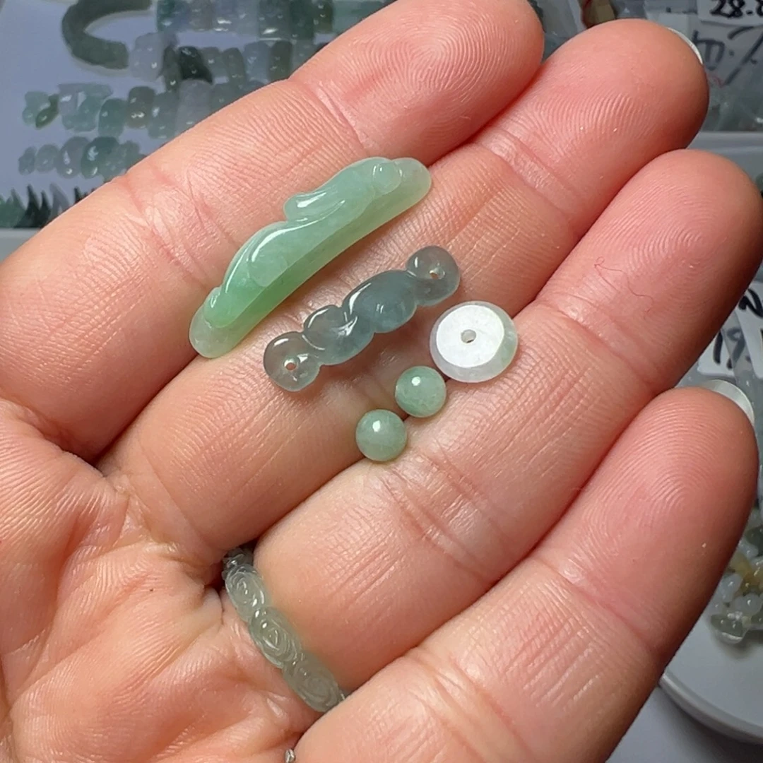 翡翠未镶嵌颈饰两头孔手牌两个珠子两个60块