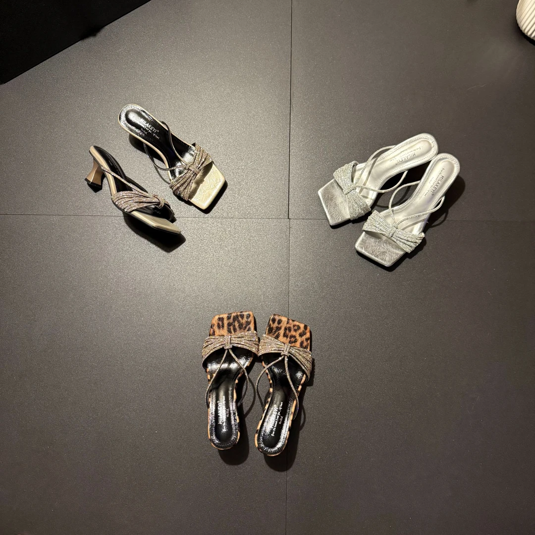 2025年夏季新款法式水钻仙女风气质高级感爆款软底细根温柔一字拖