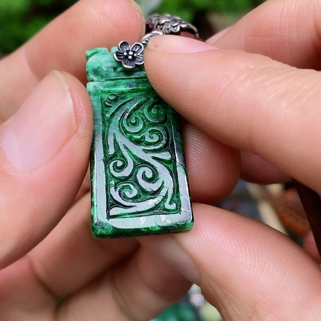 翡翠颈饰未镶嵌漂亮美眉