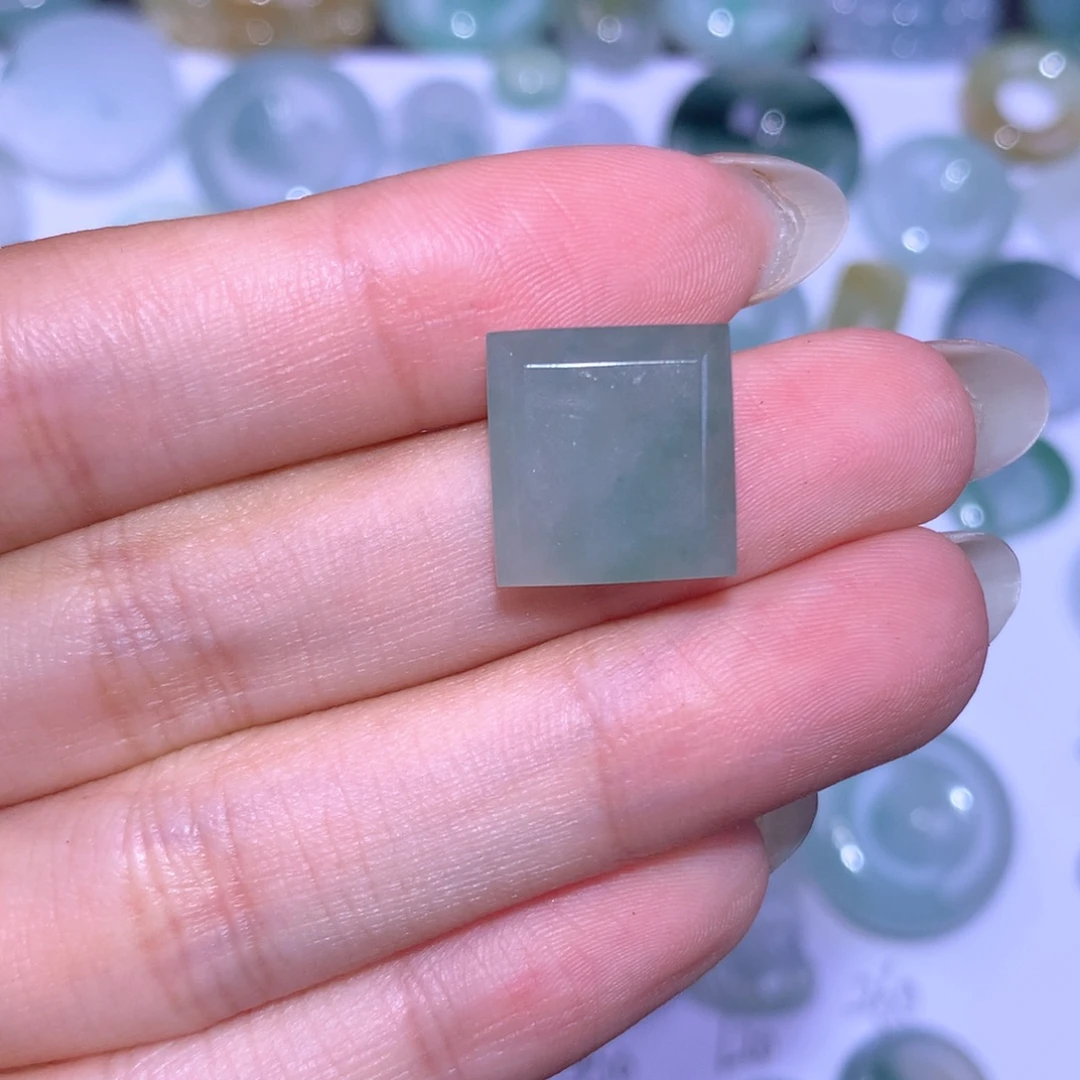 翡翠未镶嵌颈饰方块