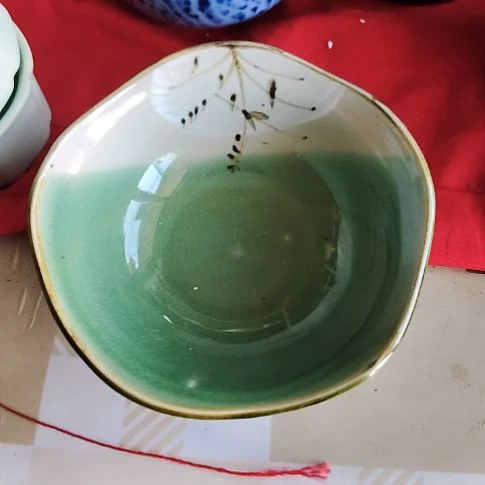 瓷片瓷片，各种摆件，均有瑕疵。沙锅！
