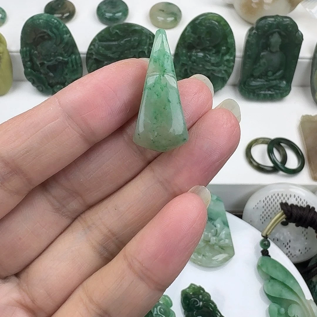 独山玉未镶嵌颈饰