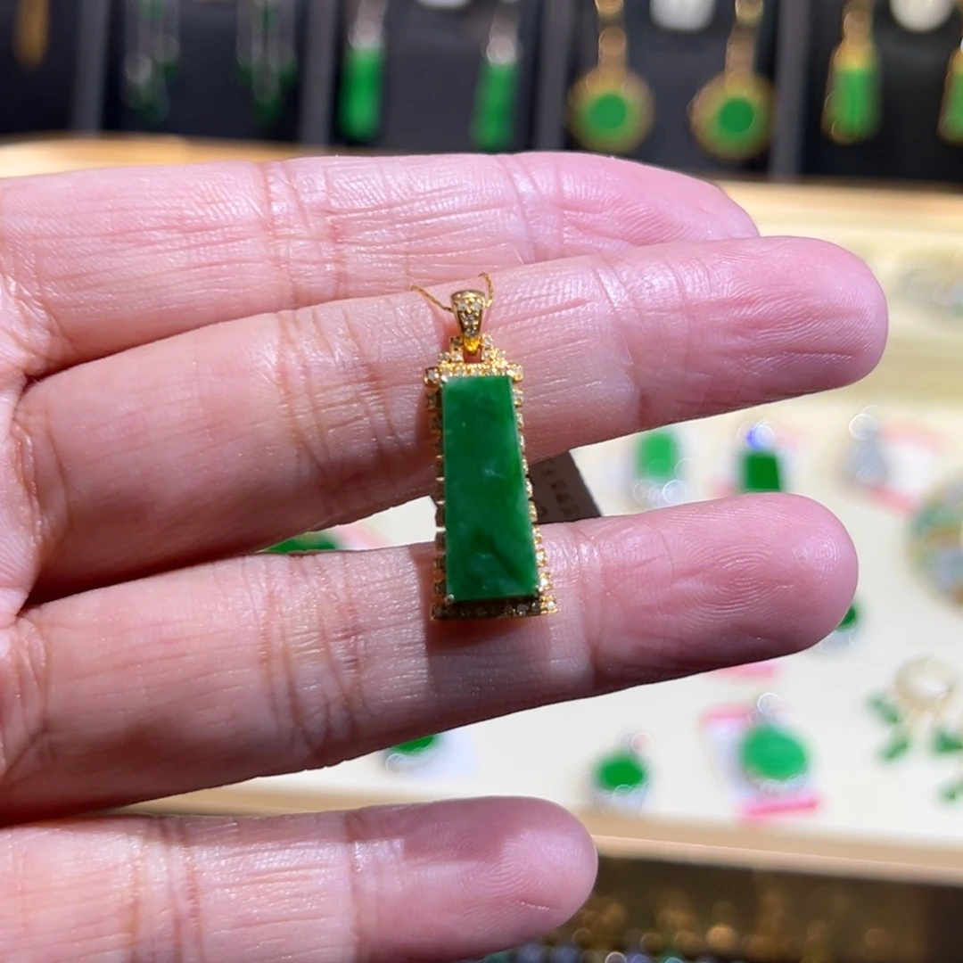 翡翠18K金镶嵌颈饰吊坠